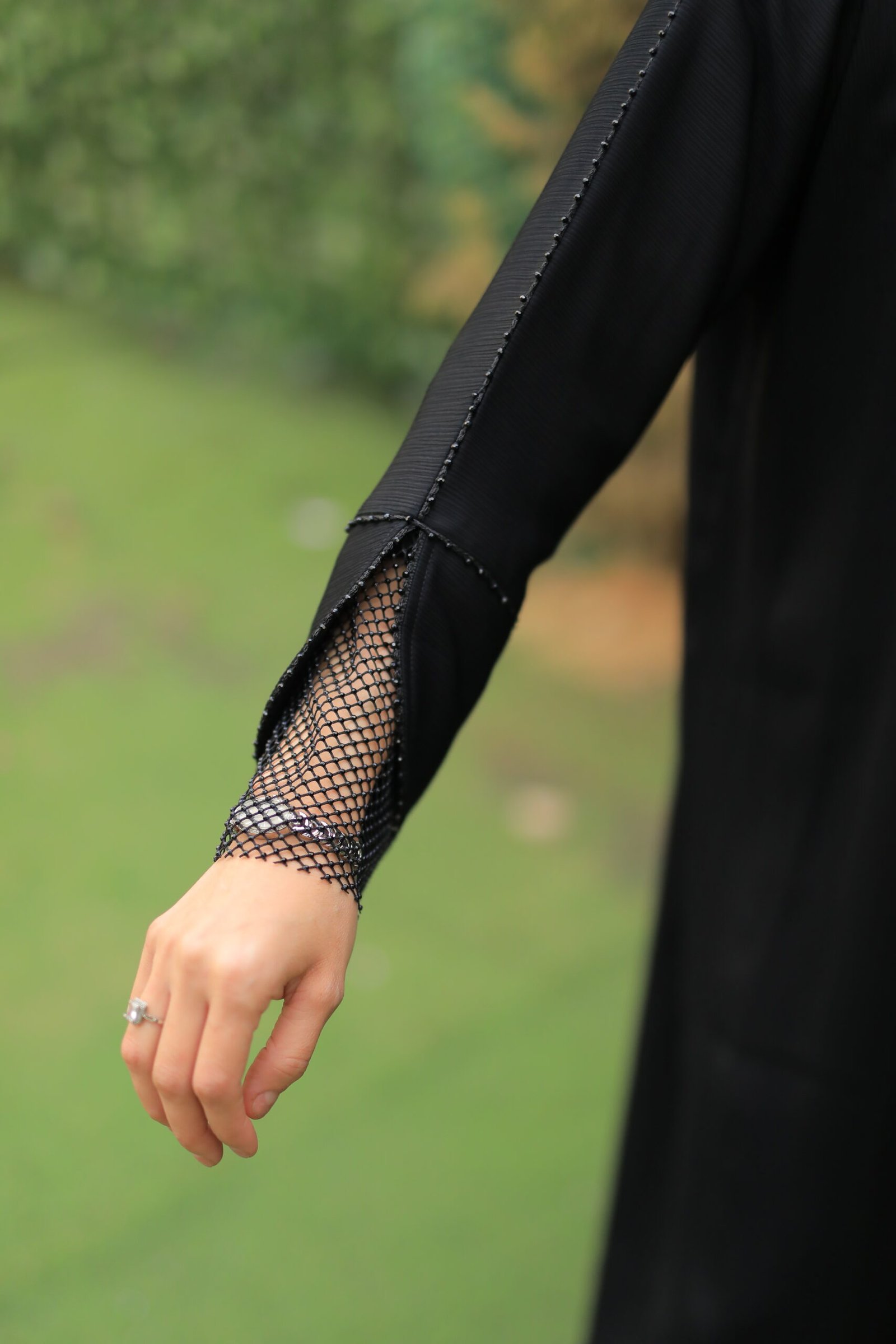 عباية سوداء بأكمام شبك أنيقة - الصورة 2