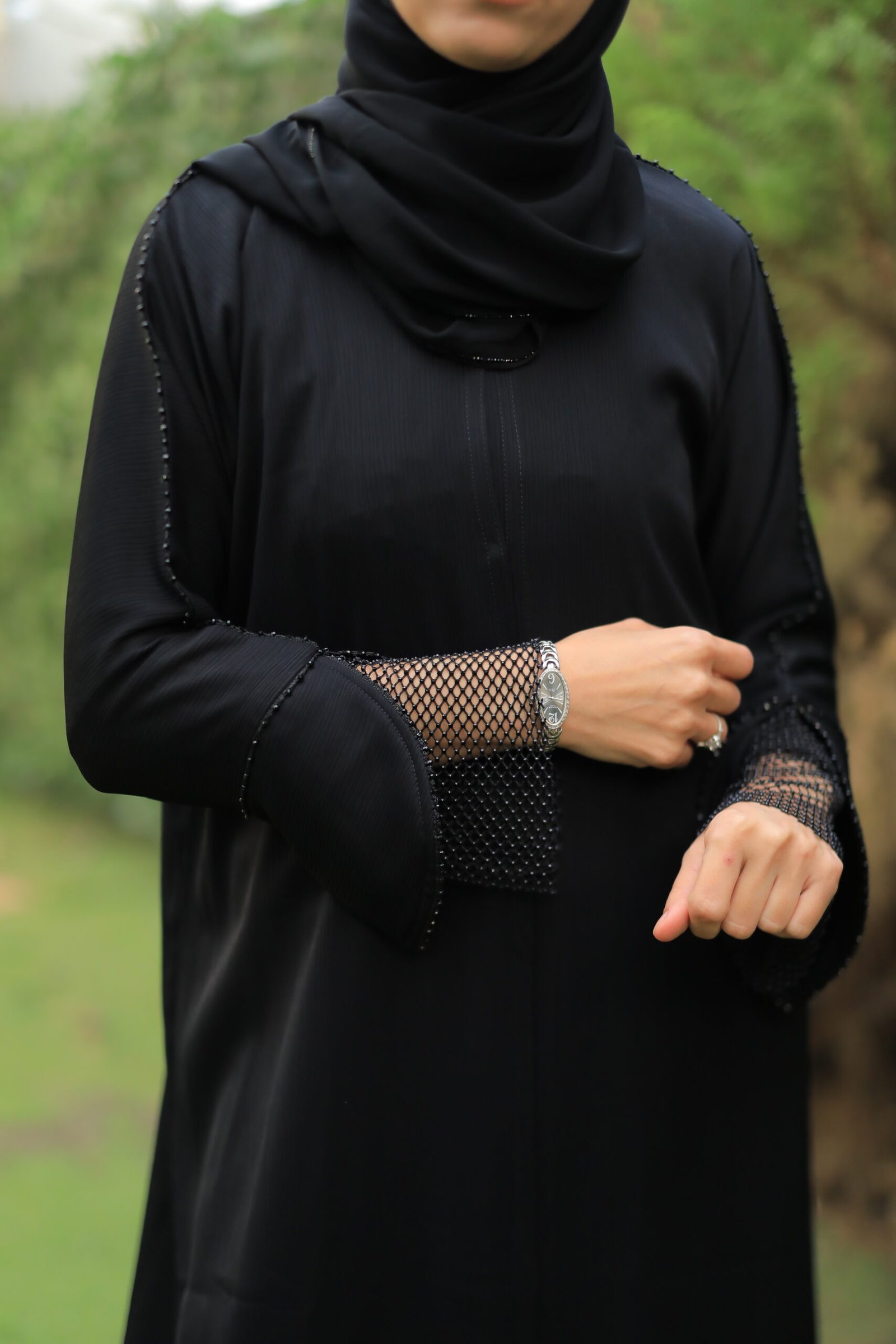 عباية سوداء بأكمام شبك أنيقة