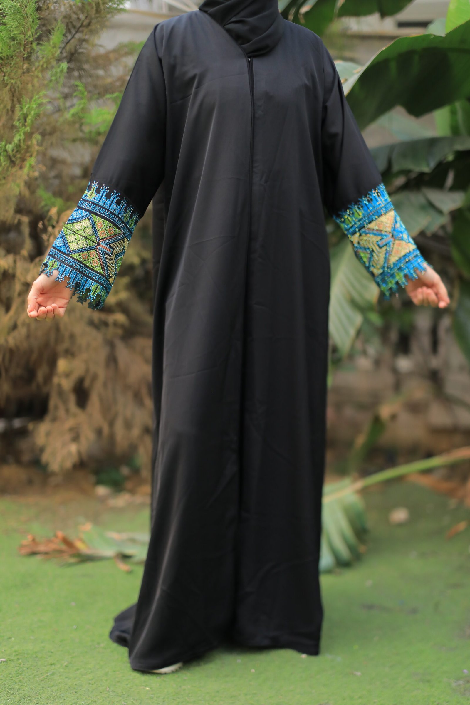 عباية سوداء بتطريز أزرق - الصورة 2
