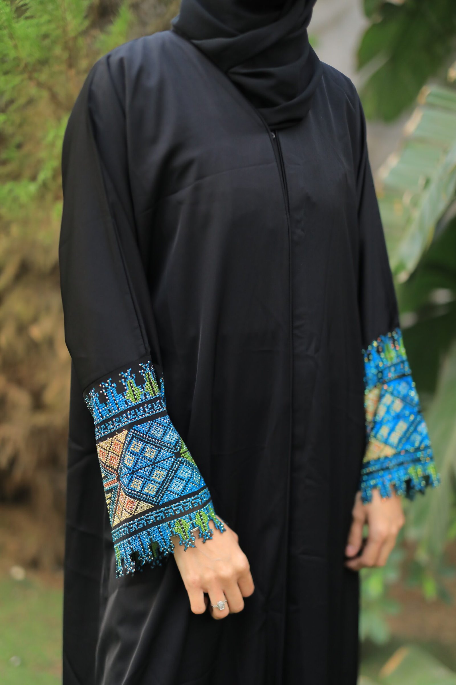 عباية سوداء بتطريز أزرق
