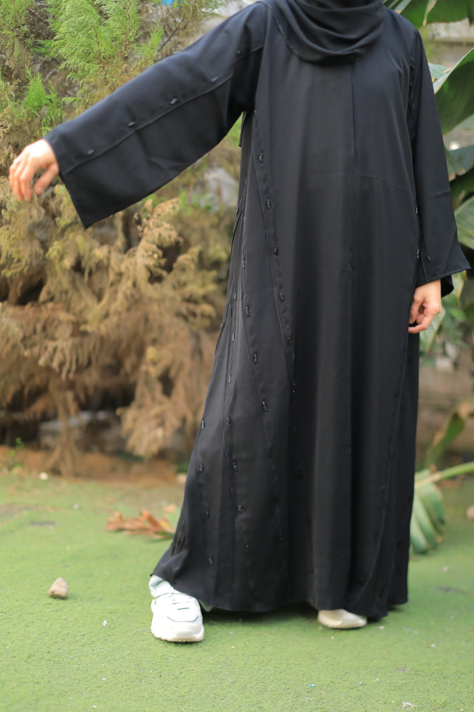 عباية سوداء بتطريز مميز - الصورة 2