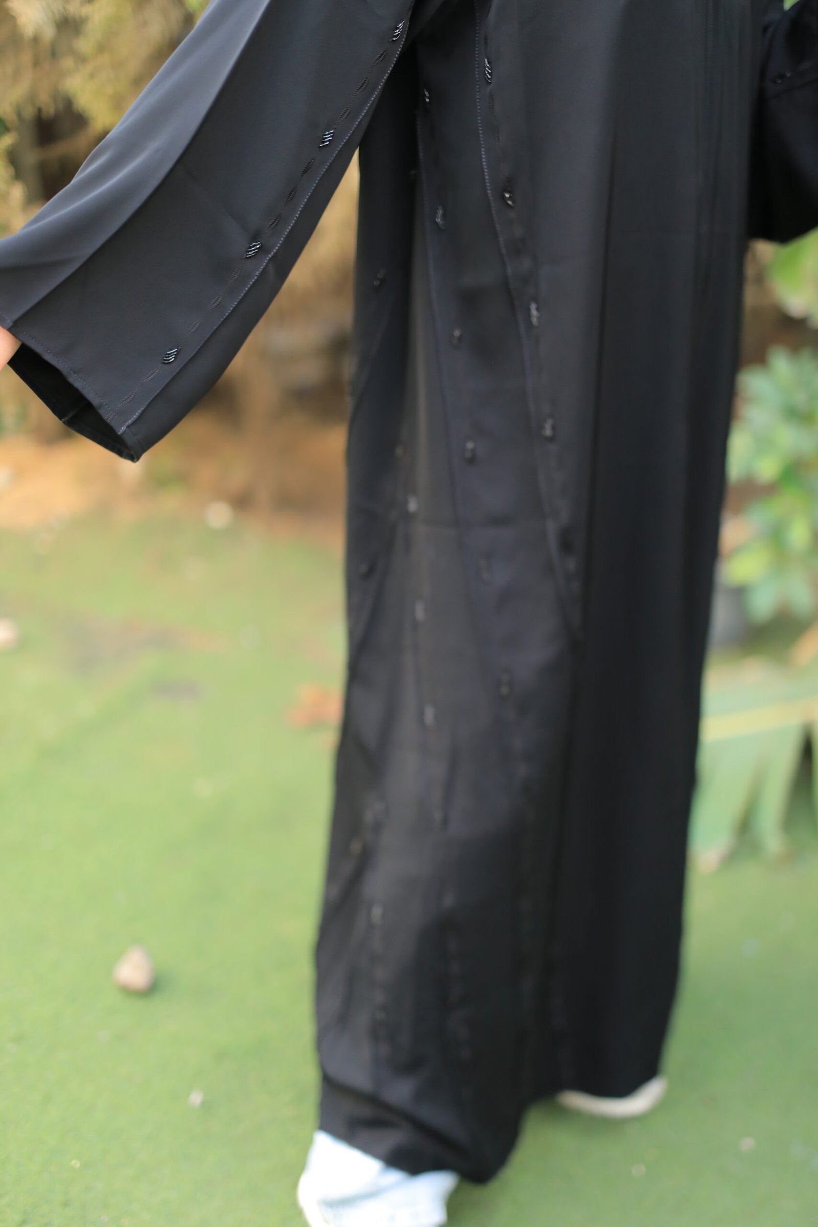 عباية سوداء بتطريز مميز - الصورة 4