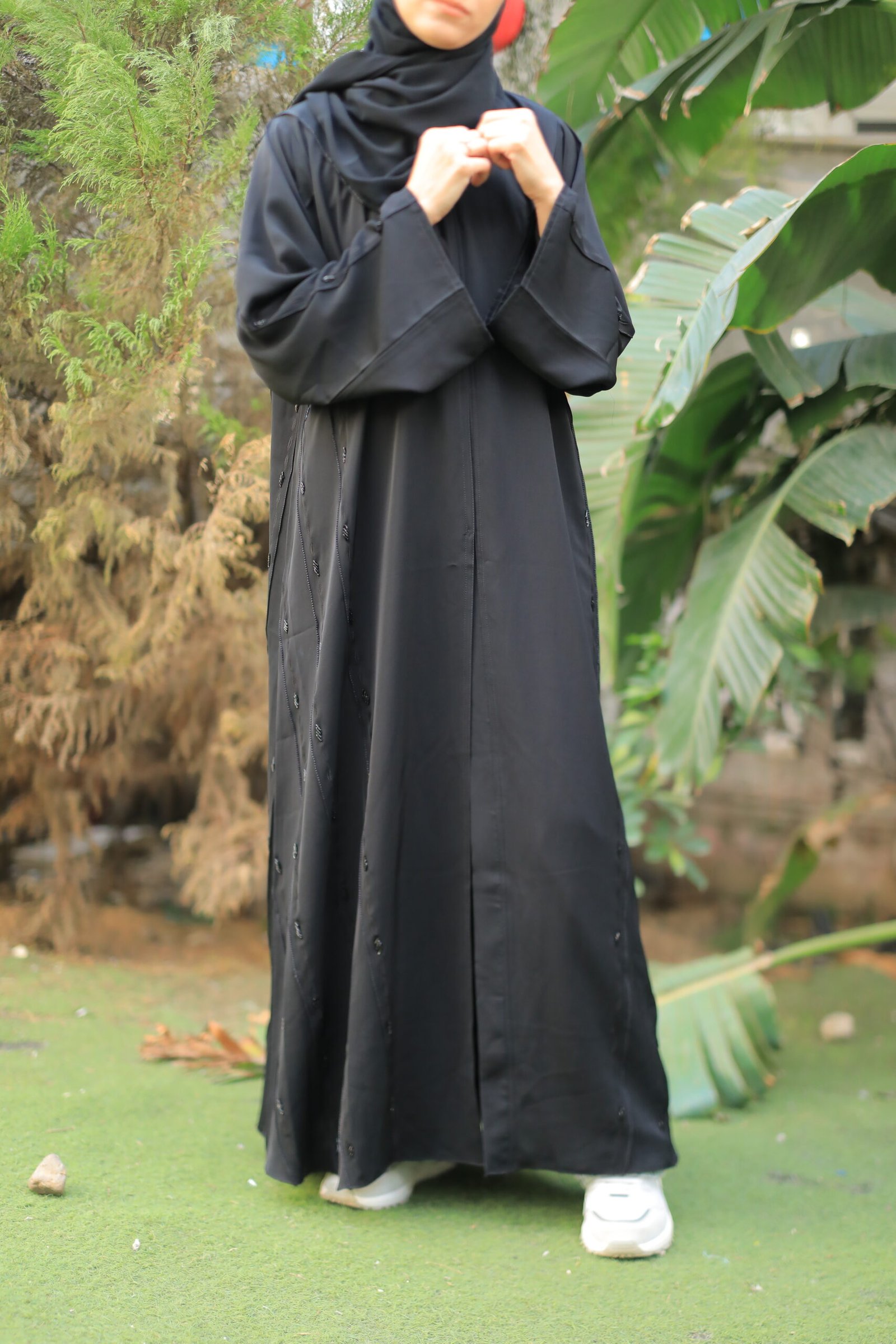 عباية سوداء بتطريز مميز