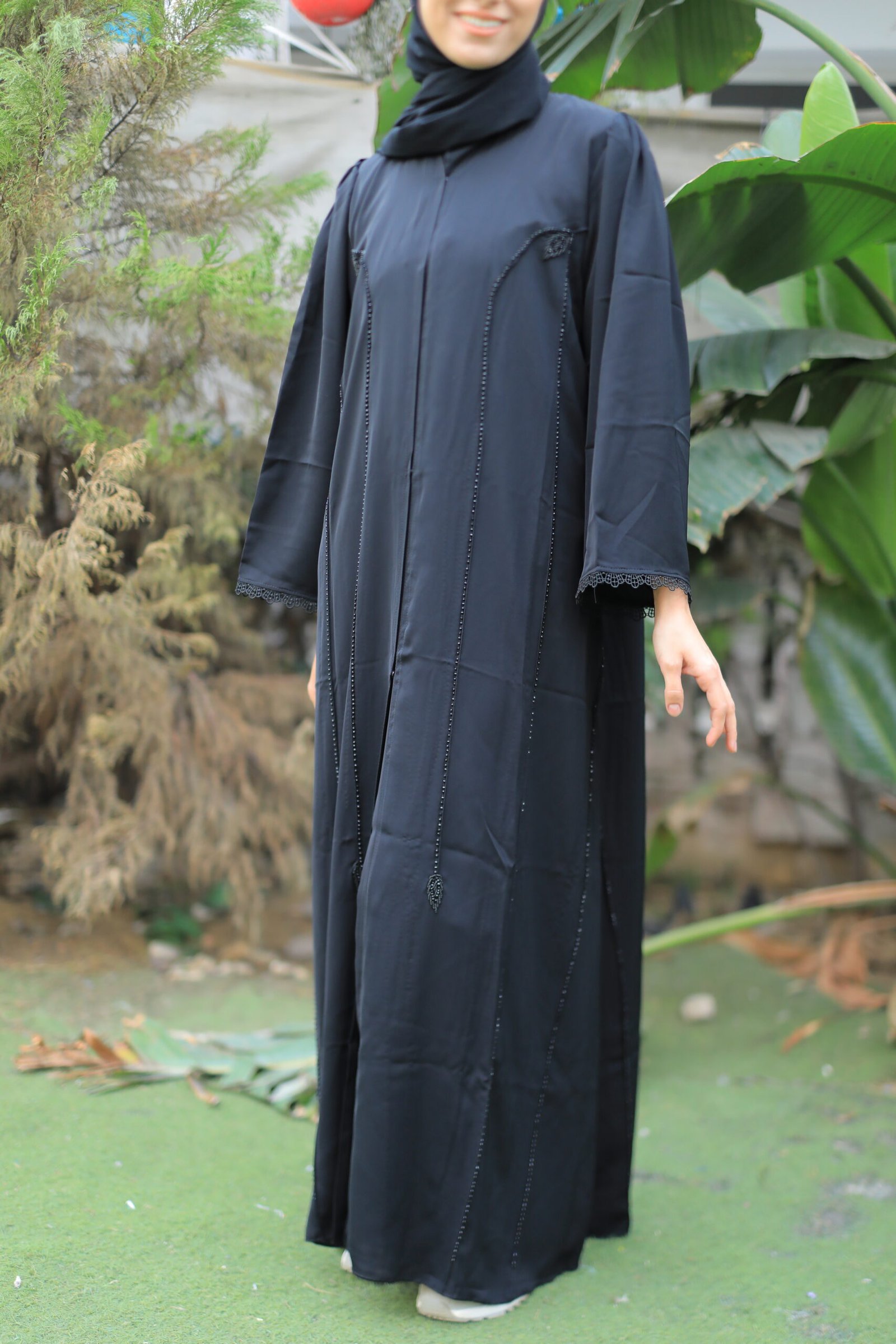 عباية سوداء بأكمام مخرمة - الصورة 2