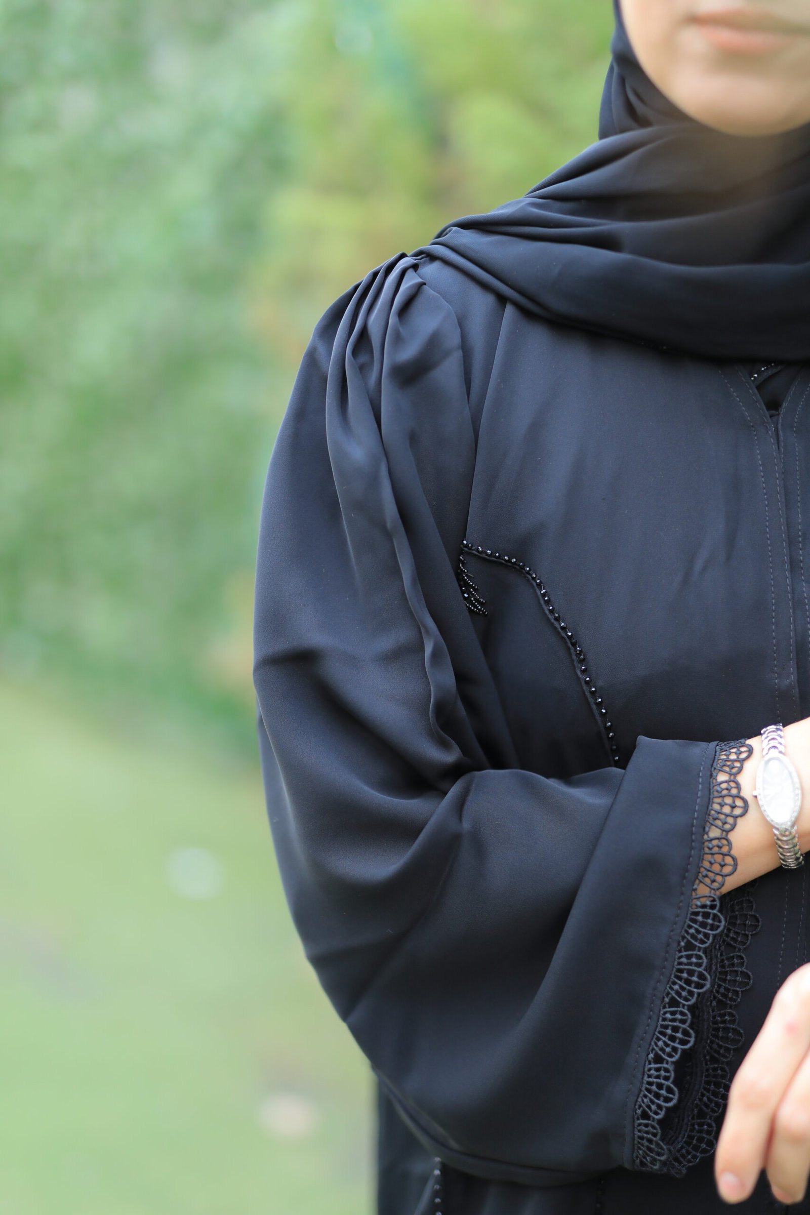 عباية سوداء بأكمام مخرمة - الصورة 3