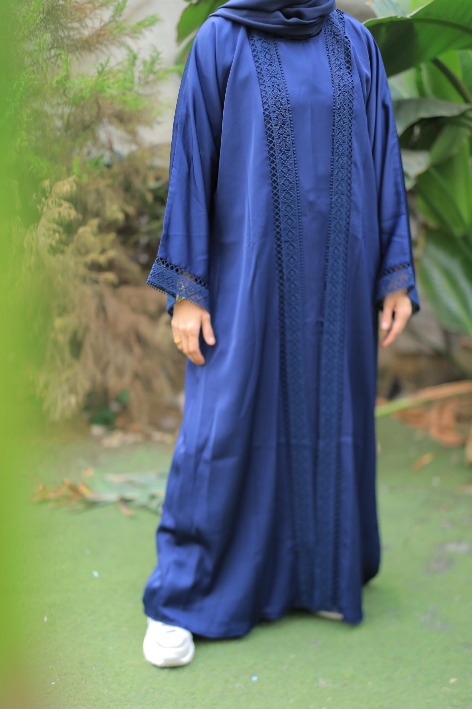 عباية كحلي مخمل بتفاصيل راقية - الصورة 2