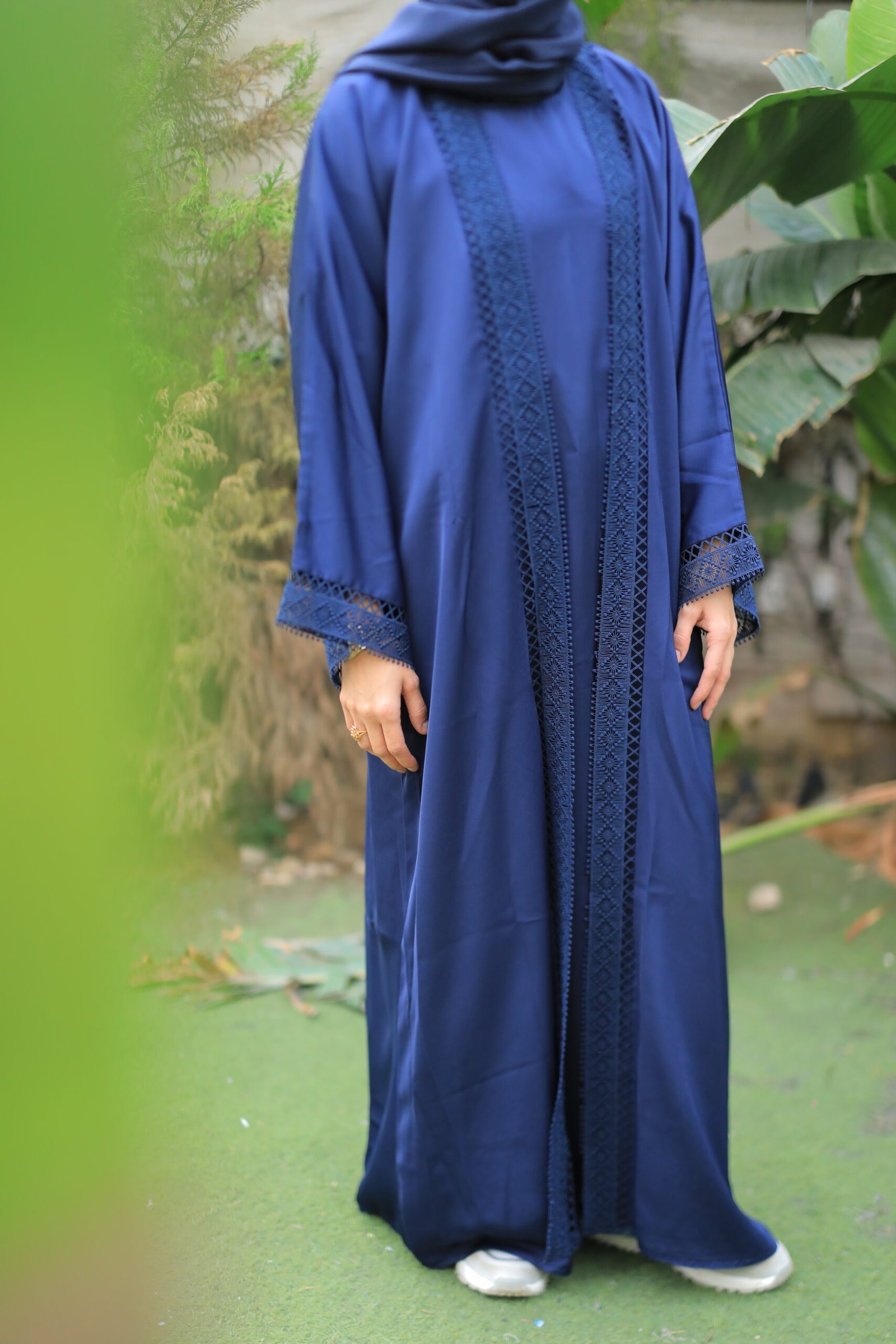 عباية كحلي مخمل بتفاصيل راقية - الصورة 3