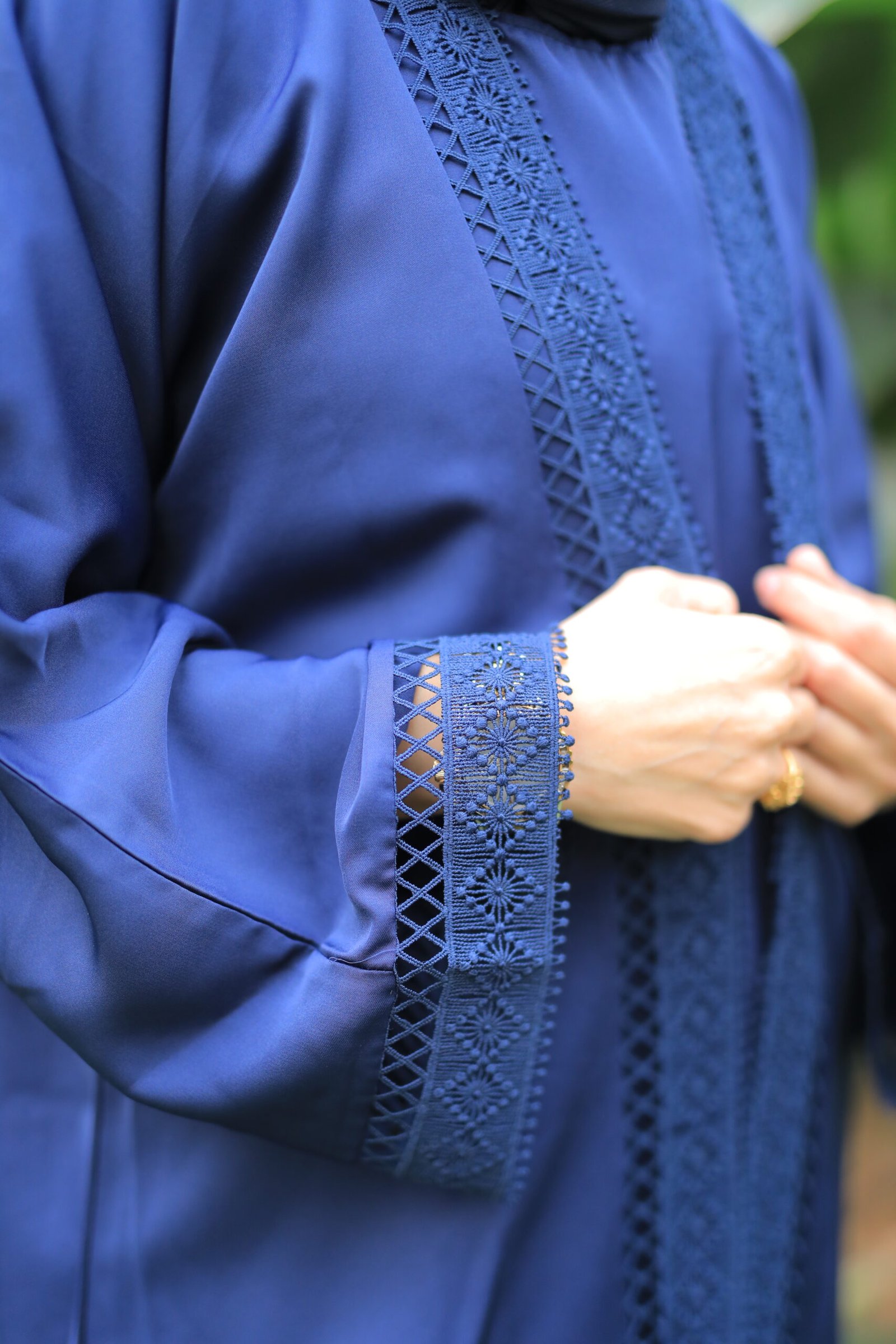 عباية كحلي مخمل بتفاصيل راقية - الصورة 4