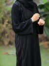 عباية سوداء بتطريز جانبي