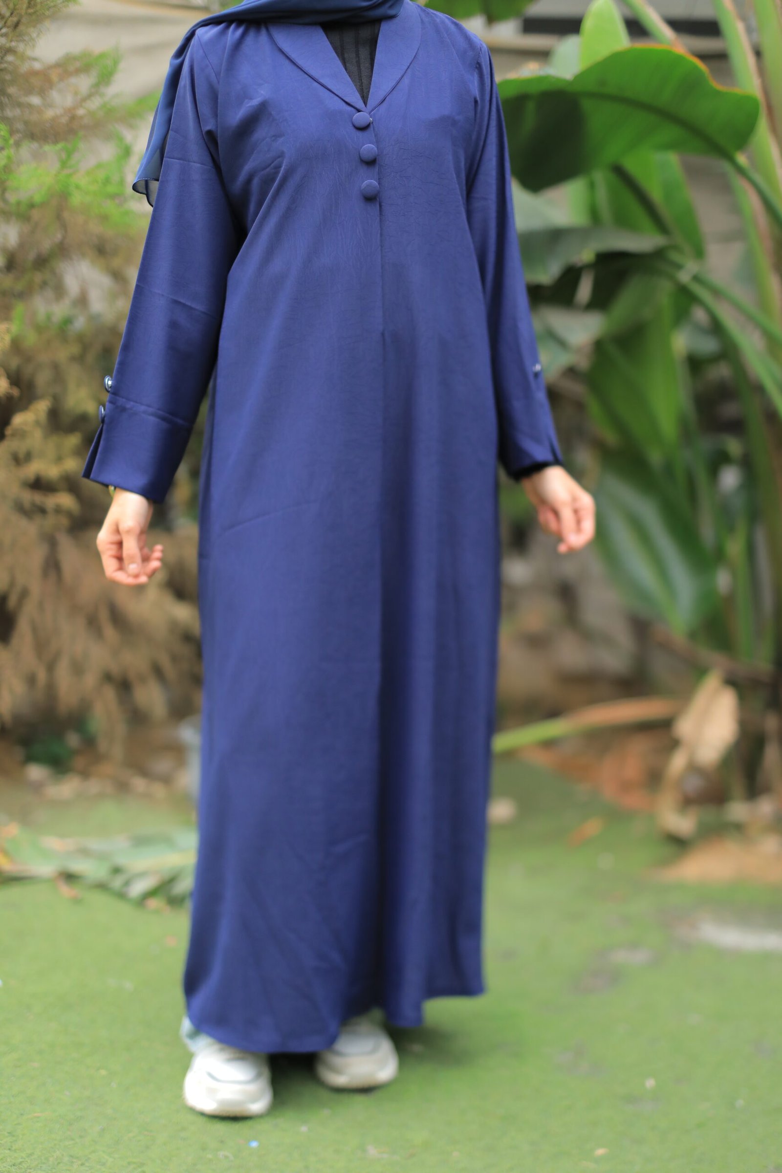 عباية كحلي بأزرار أنيقة - الصورة 2