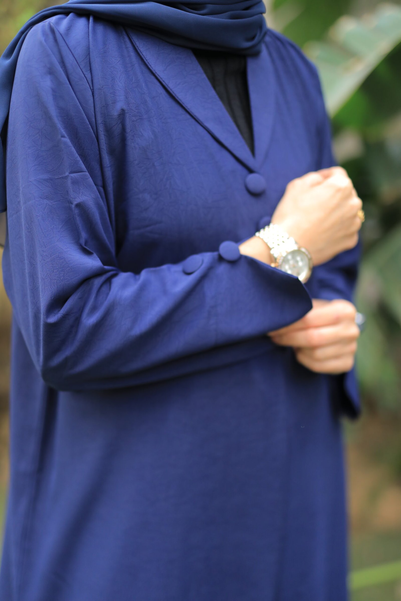 عباية كحلي بأزرار أنيقة