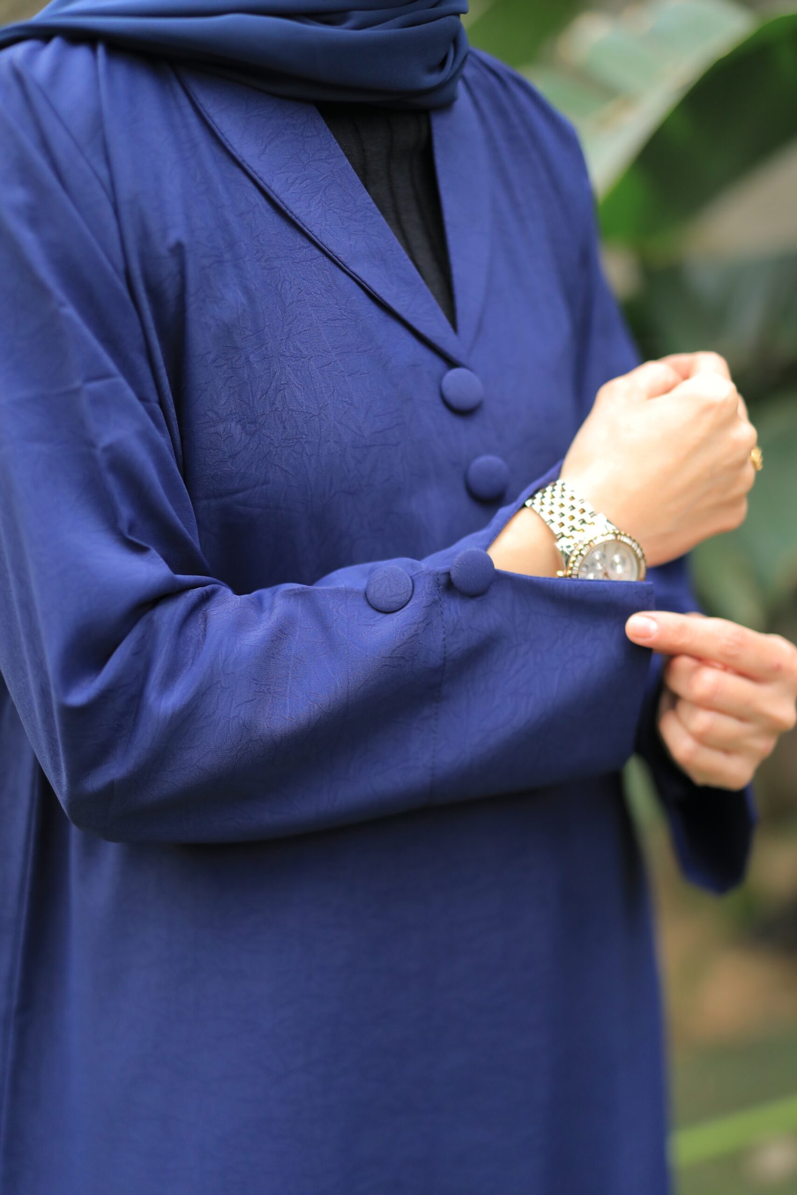 عباية كحلي بأزرار أنيقة - الصورة 3