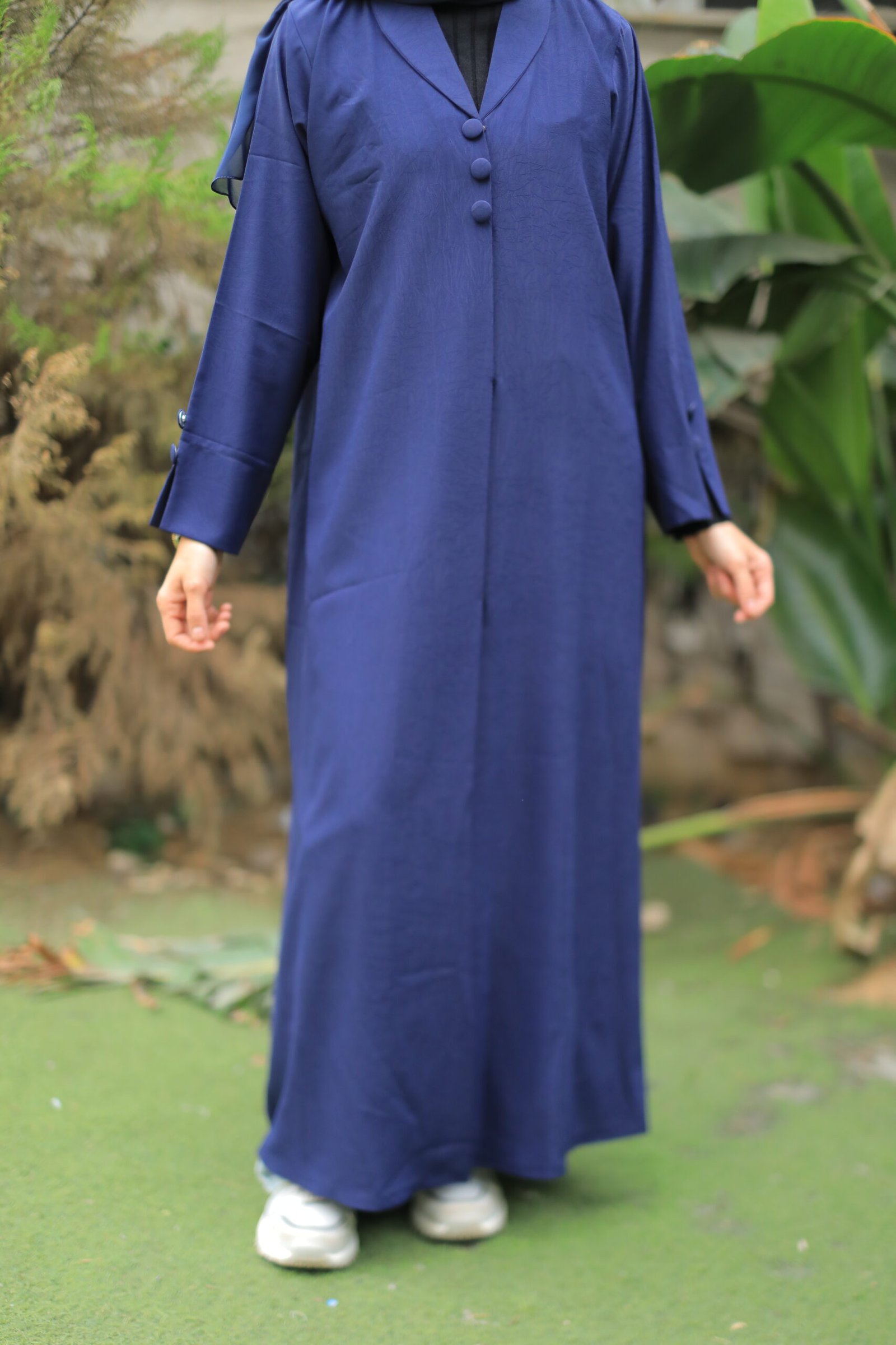 عباية كحلي بأزرار أنيقة - الصورة 4