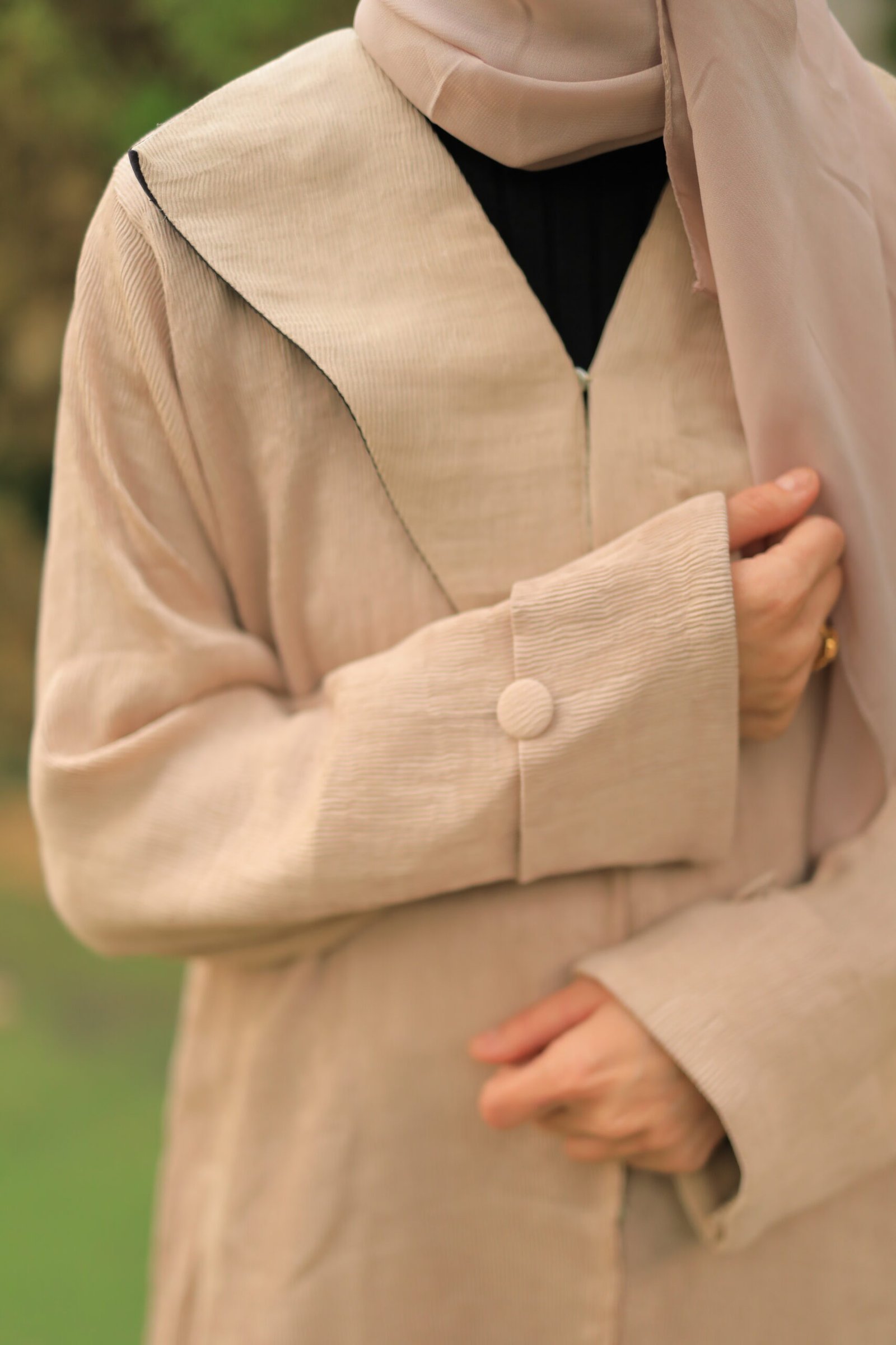 عباية بيج بأكمام مزينة بالأزرار