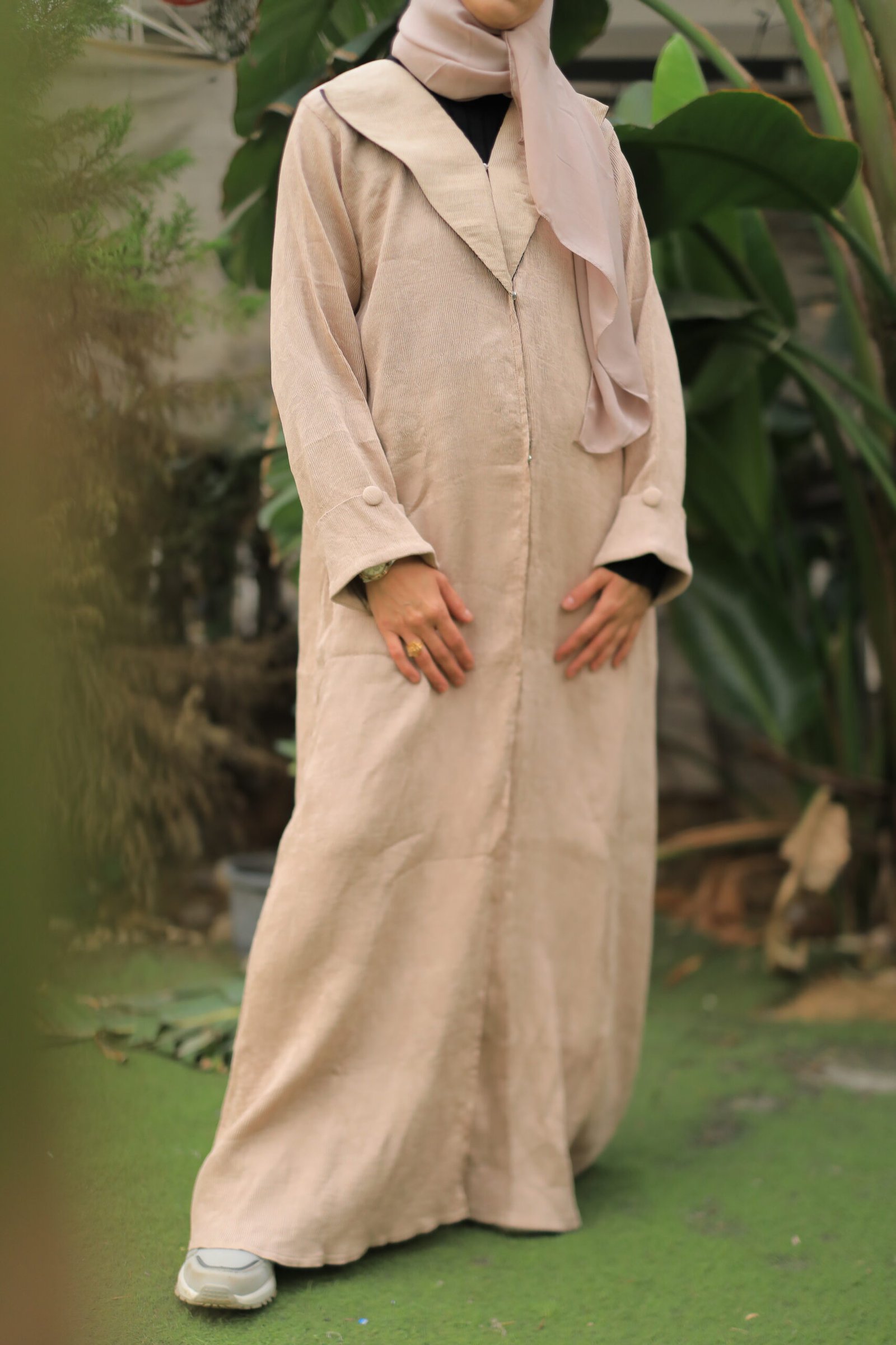 عباية بيج بأكمام مزينة بالأزرار - الصورة 2