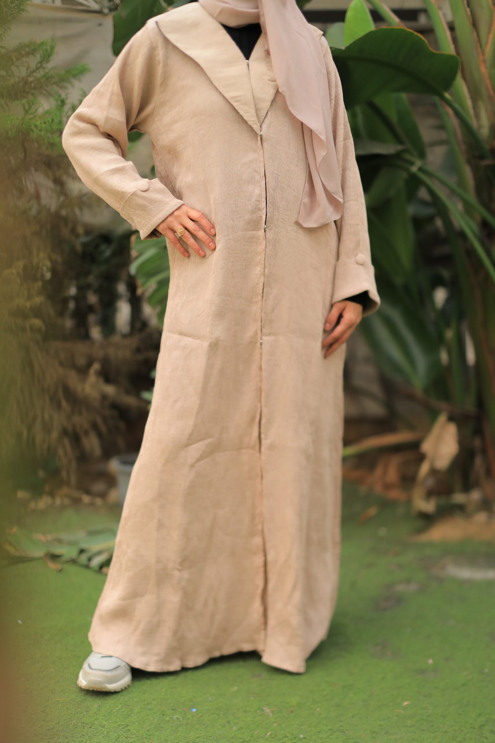 عباية بيج بأكمام مزينة بالأزرار - الصورة 4