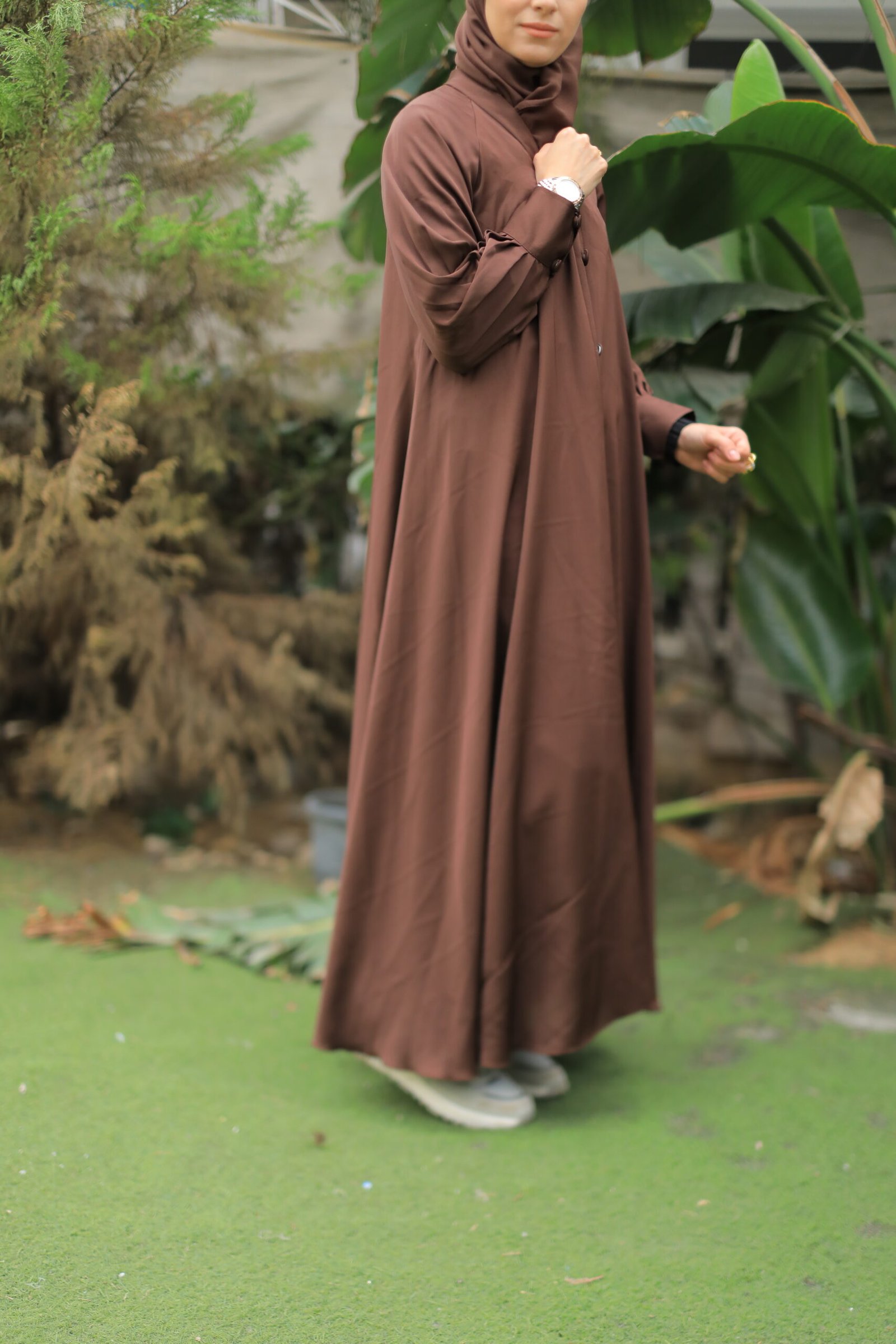عباية حرير بني بتفاصيل راقية - الصورة 2