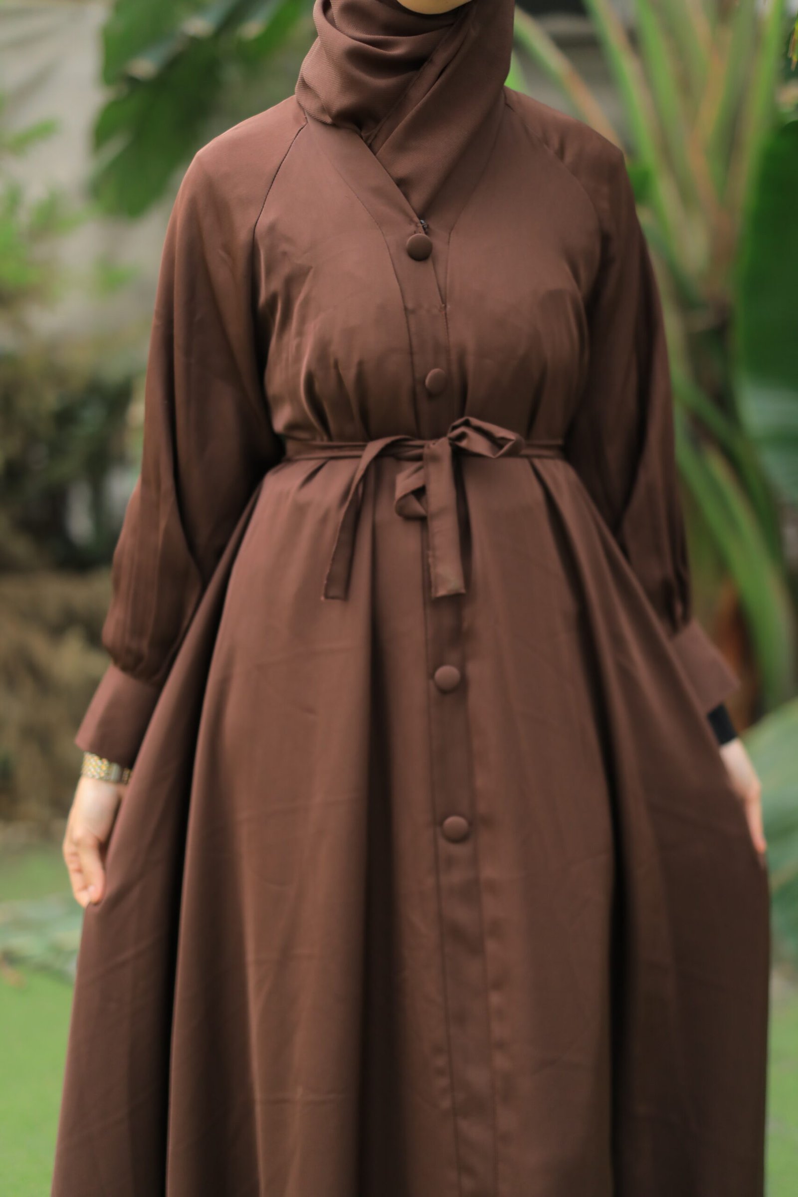 عباية حرير بني بتفاصيل راقية - الصورة 3