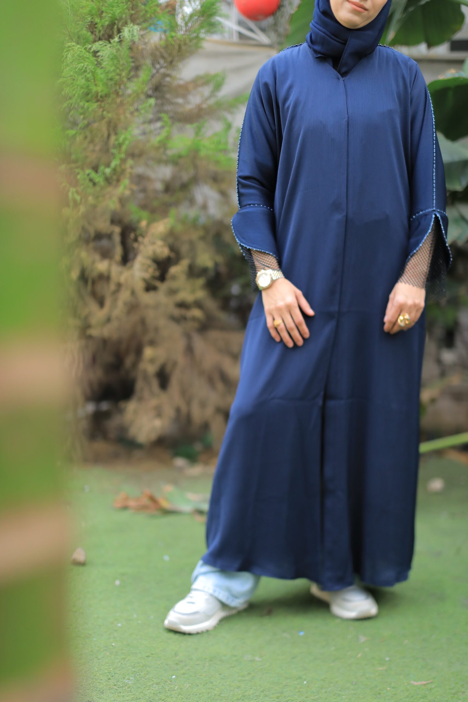 عباية كحلي بأكمام شبك - الصورة 4