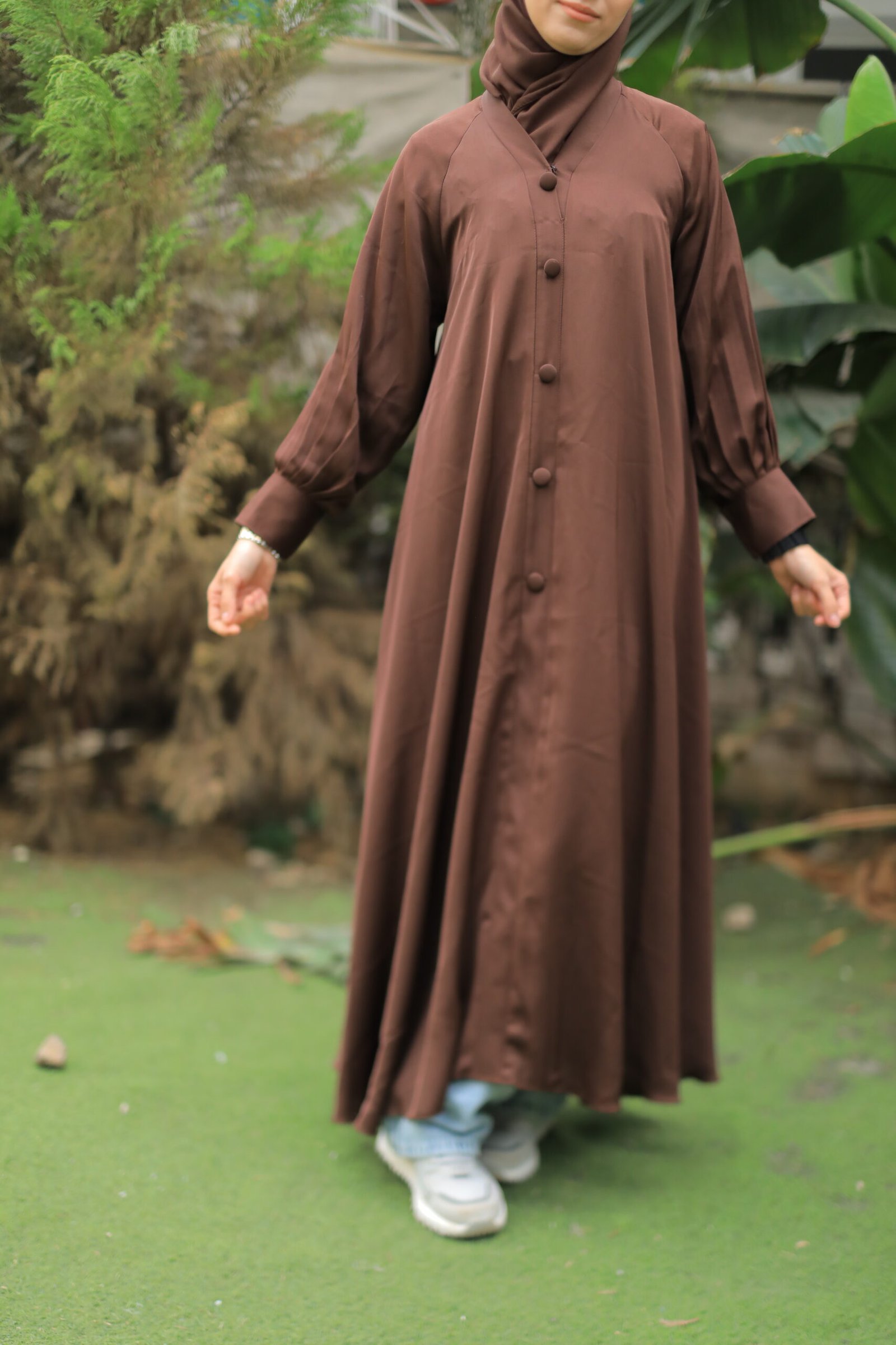 عباية حرير بني بتفاصيل راقية - الصورة 4