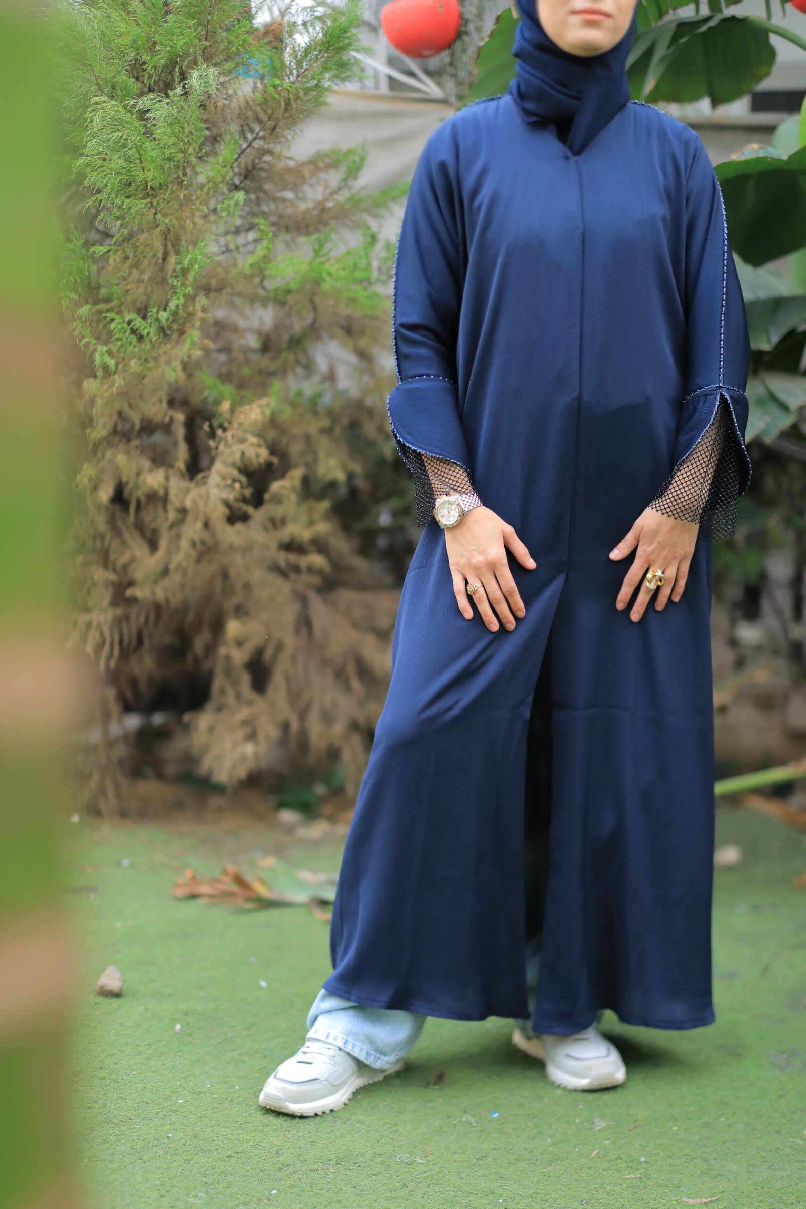 عباية كحلي بأكمام شبك - الصورة 3