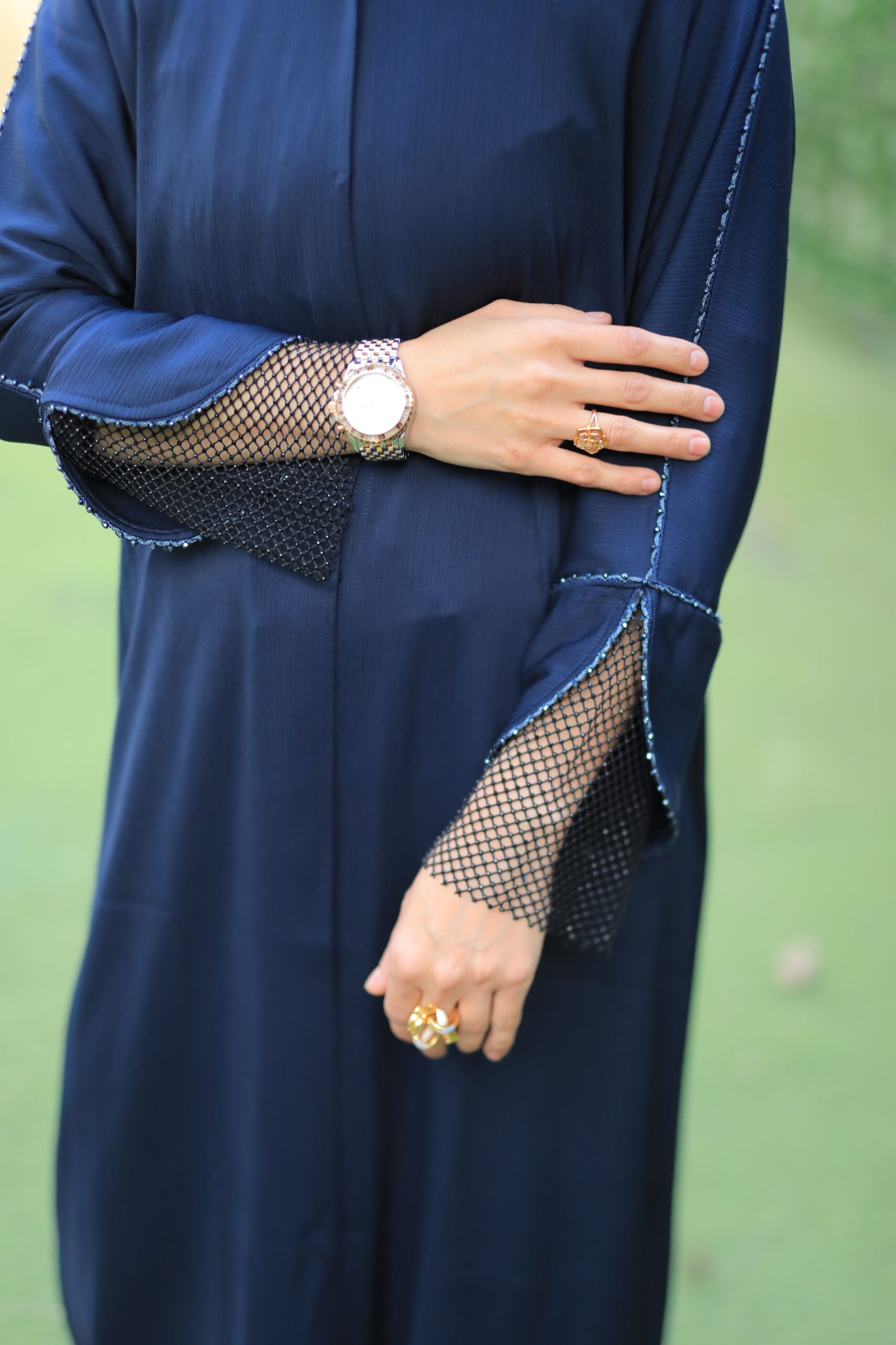 عباية كحلي بأكمام شبك - الصورة 2