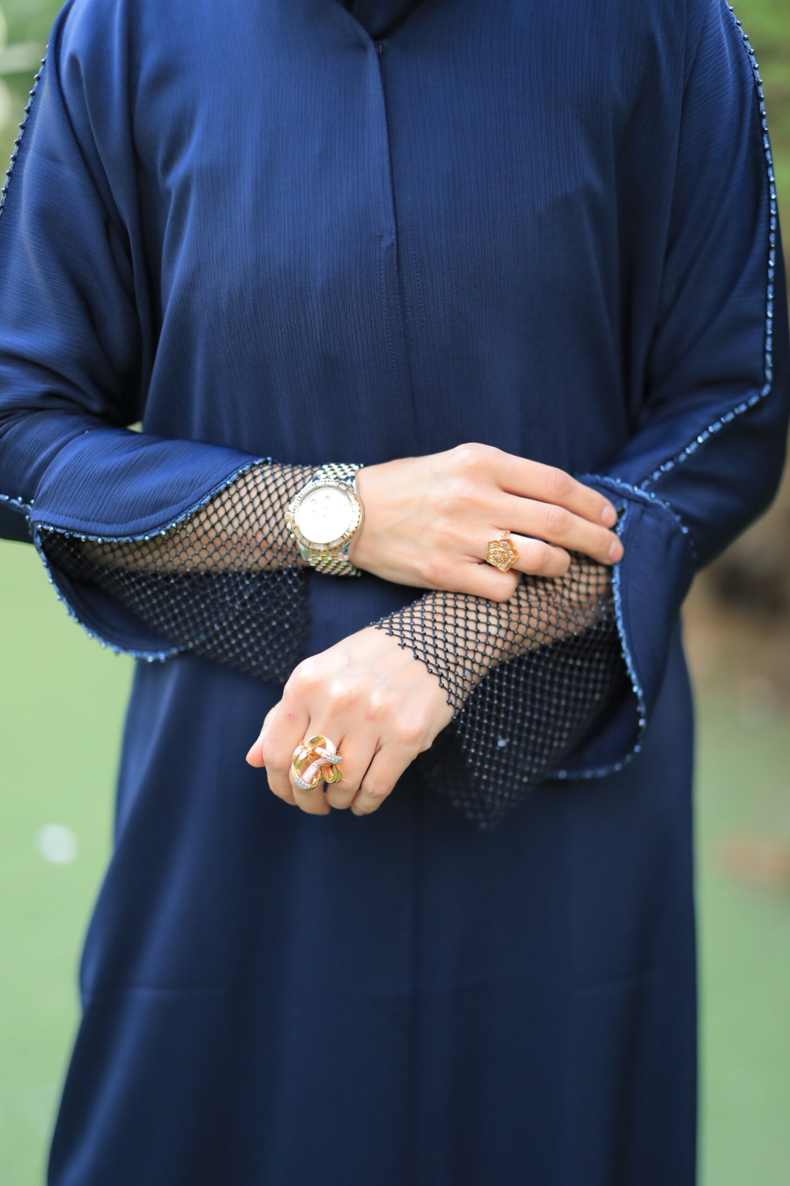 عباية كحلي بأكمام شبك