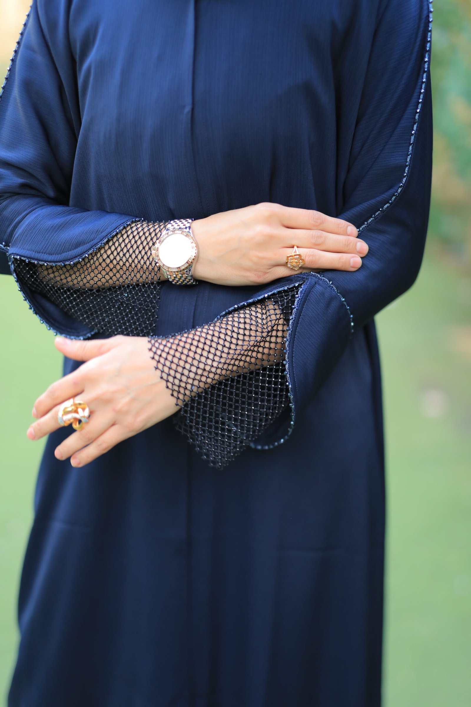 عباية كحلي بأكمام شبك - الصورة 6