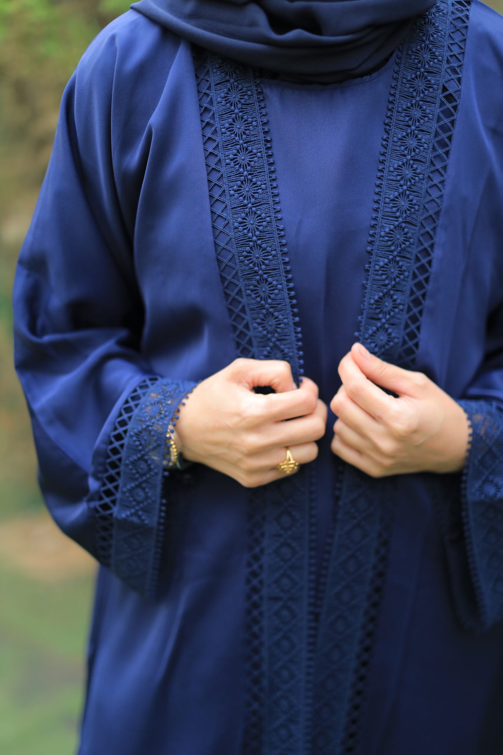 عباية كحلي مخمل بتفاصيل راقية