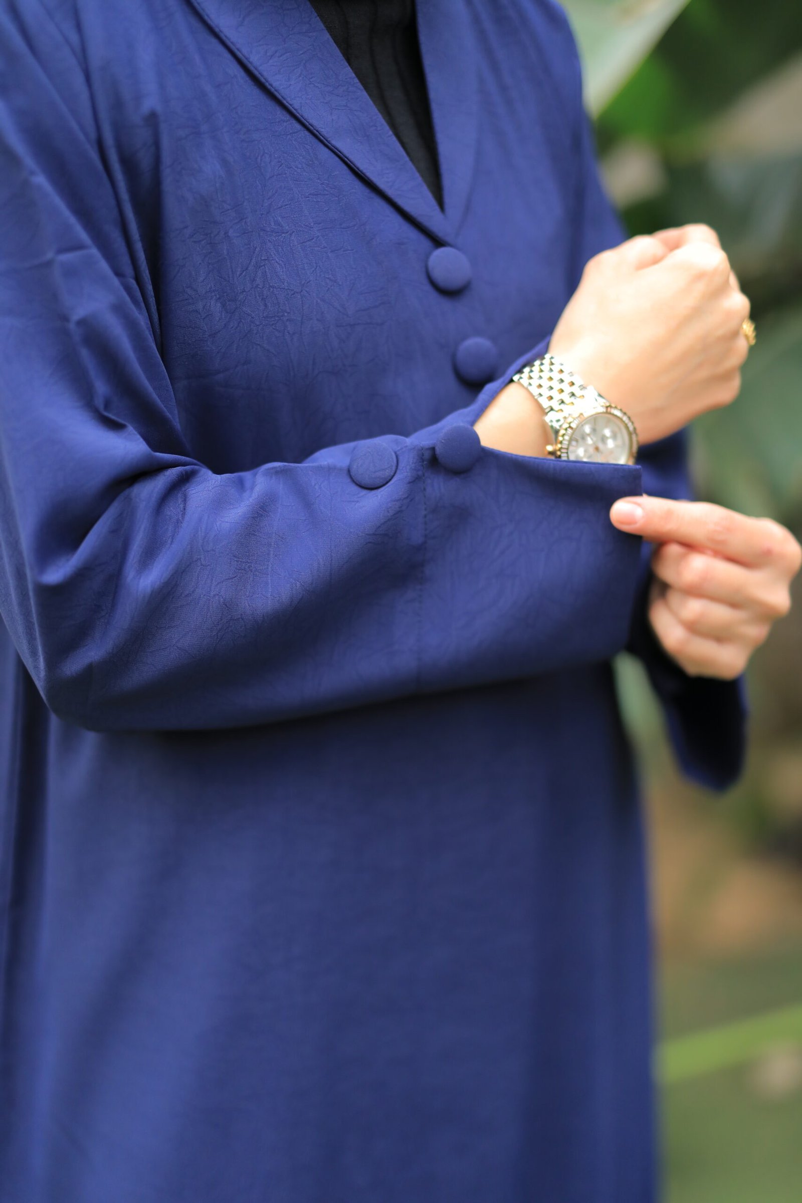 عباية كحلي بأزرار أنيقة - الصورة 5